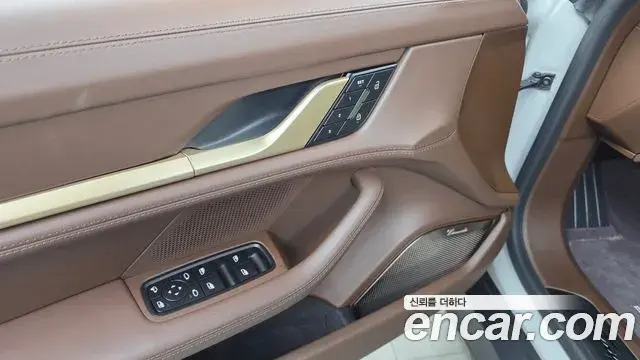 Porsche Taycan 2025 — Şəkil 8/33