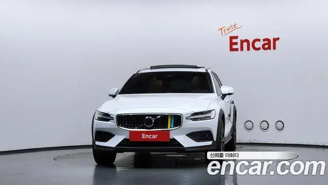 Volvo V60 Cross Country 2023 — Şəkil 14/32