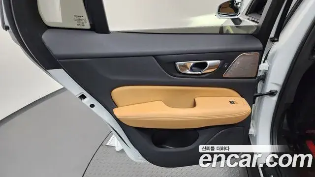Volvo V60 Cross Country 2023 — Şəkil 23/32