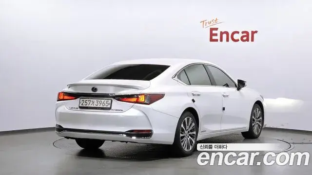 Lexus ES300h 2020 — ფოტო 16/20