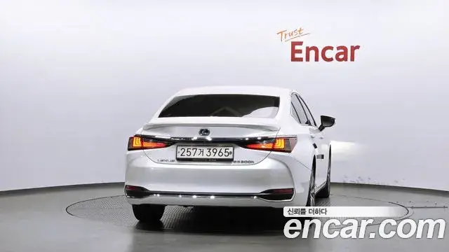 Lexus ES300h 2020 — ფოტო 6/20