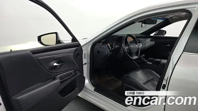 Lexus ES300h 2020 — ფოტო 7/20