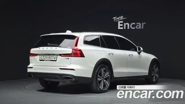 Volvo V60 Cross Country 2019 — Photo 24/39