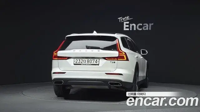 Volvo V60 Cross Country 2019 — Photo 10/39