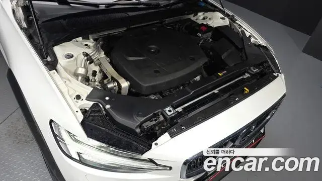 Volvo V60 Cross Country 2019 — Photo 33/39