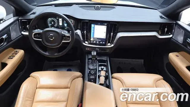 Volvo V60 Cross Country 2019 — Photo 22/39