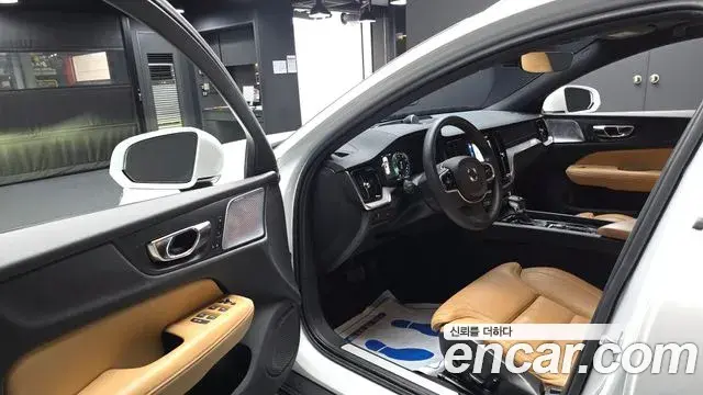 Volvo V60 Cross Country 2019 — Photo 9/39