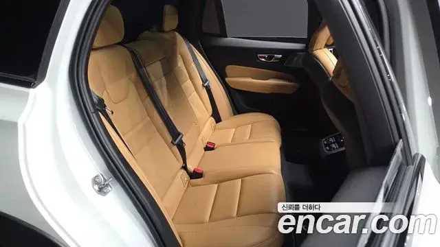 Volvo V60 Cross Country 2019 — Photo 32/39