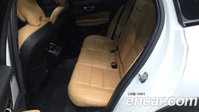 Volvo V60 Cross Country 2019 — Photo 20/39