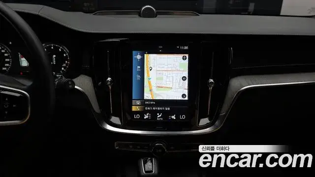 Volvo V60 Cross Country 2019 — Photo 30/39