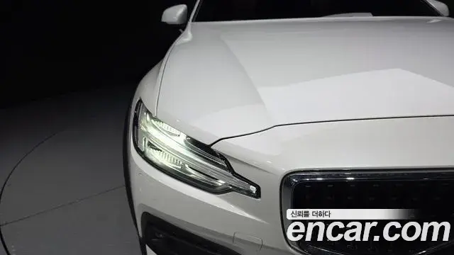 Volvo V60 Cross Country 2019 — Photo 28/39