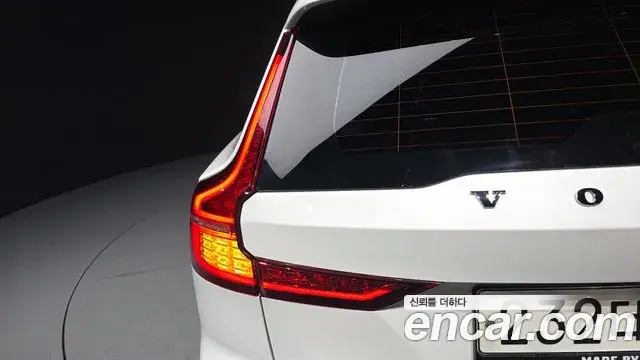 Volvo V60 Cross Country 2019 — Photo 29/39