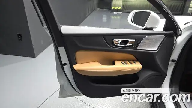 Volvo V60 Cross Country 2019 — Photo 8/39