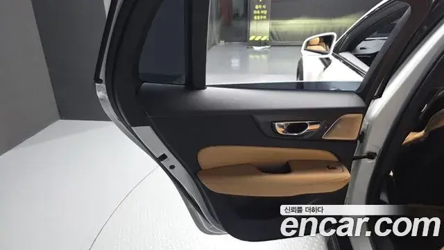 Volvo V60 Cross Country 2019 — Photo 23/39