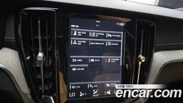 Volvo V60 Cross Country 2019 — Photo 19/39
