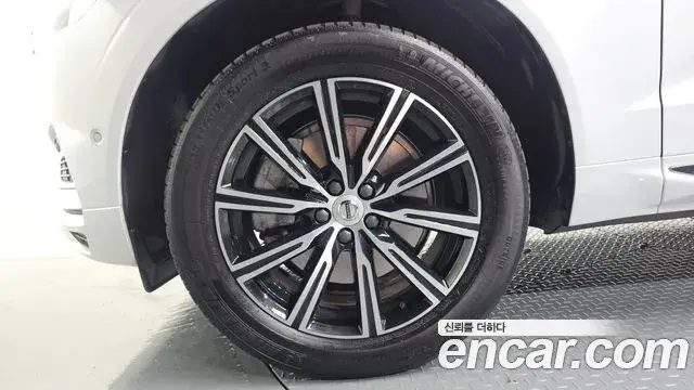 Volvo XC60 2021 — ფოტო 13/34
