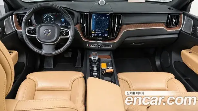 Volvo XC60 2021 — ფოტო 17/34