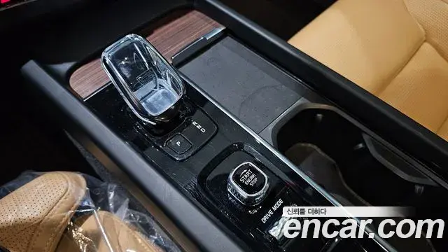 Volvo XC60 2021 — ფოტო 14/34