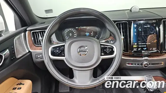 Volvo XC60 2021 — ფოტო 31/34
