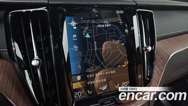 Volvo XC60 2021 — ფოტო 30/34