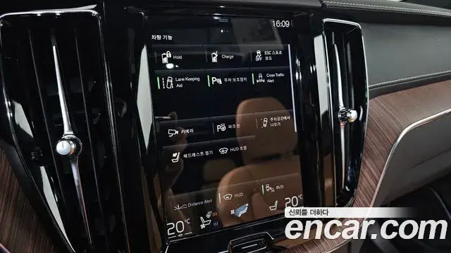 Volvo XC60 2021 — ფოტო 20/34