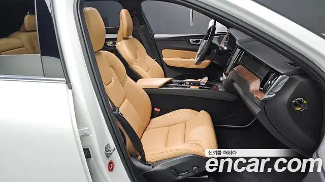 Volvo XC60 2021 — ფოტო 22/34