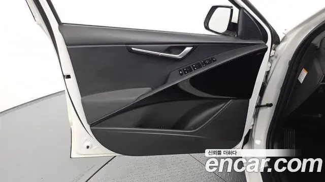 Kia Niro 2022 — ფოტო 27/30