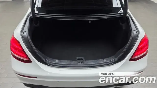 Mercedes-Benz E-Class 2018 — Фото 17/20
