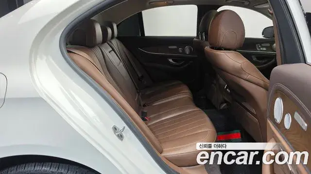 Mercedes-Benz E-Class 2020 — Фото 11/20
