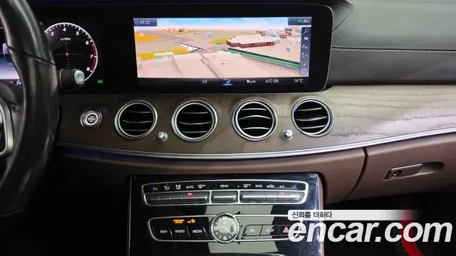 Mercedes-Benz E-Class 2020 — Фото 12/20