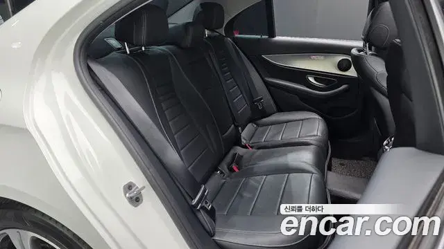 Mercedes-Benz E-Class 2019 — Фото 11/20