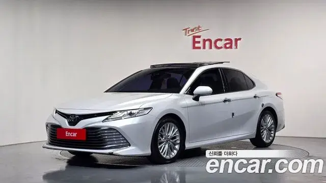 Toyota Camry 2018 — Фото 1/20