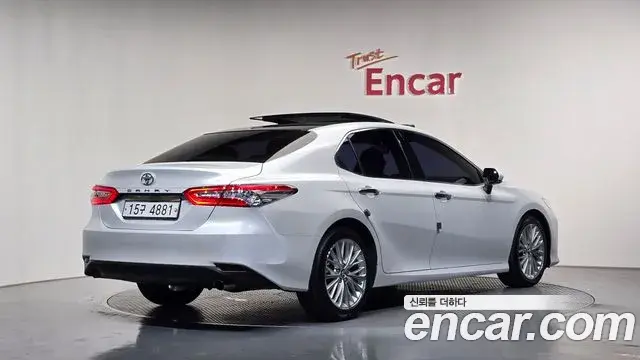 Toyota Camry 2018 — Фото 2/20