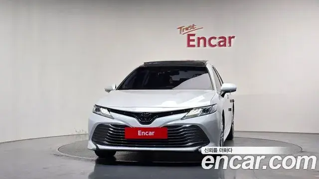 Toyota Camry 2018 — Фото 3/20