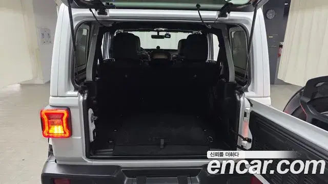Jeep Wrangler 2020 — Фото 18/20