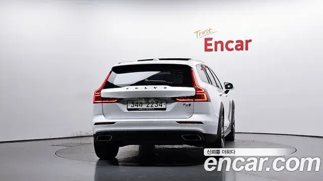 Volvo V60 Cross Country 2019 — Фото 4/20