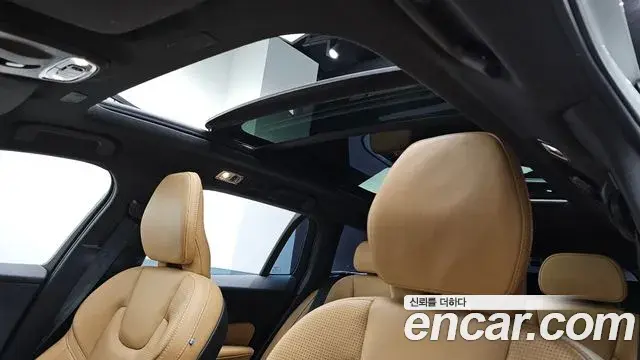 Volvo V60 Cross Country 2019 — Фото 16/20