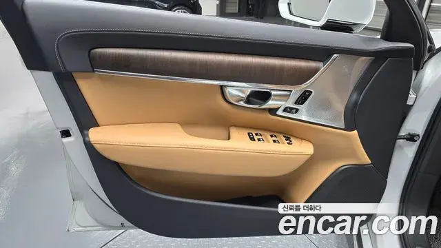 Volvo S90 2023 — Photo 32/37