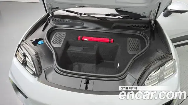Porsche Macan EV 2025 — Photo 28/30