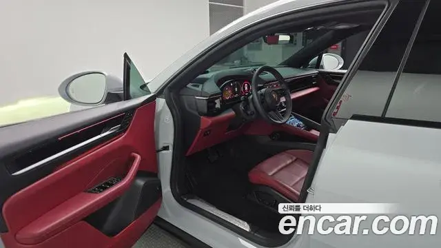 Porsche Macan EV 2025 — Photo 29/30