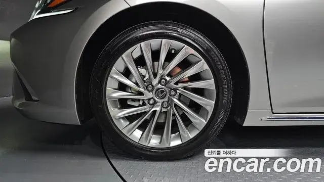 Lexus ES300h 2026 — ფოტო 1/36