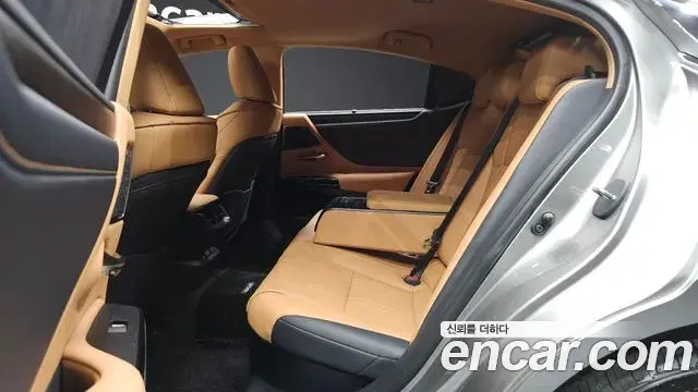 Lexus ES300h 2026 — ფოტო 17/36