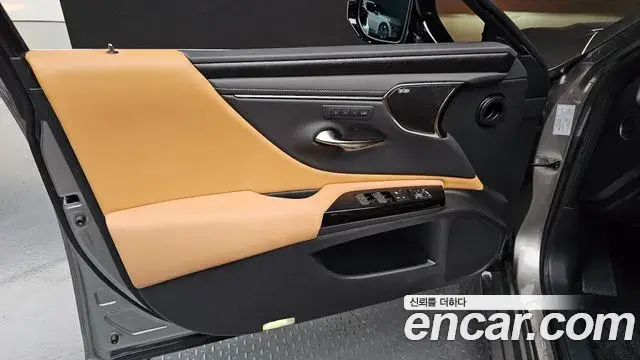 Lexus ES300h 2026 — ფოტო 23/36