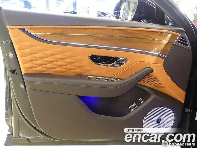 Bentley Flying Spur 2022 — Фото 11/20