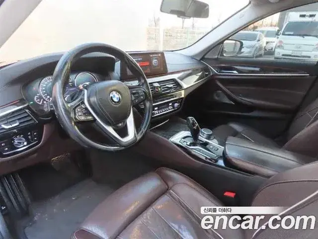 BMW 5 Series 2018 — Фото 16/20