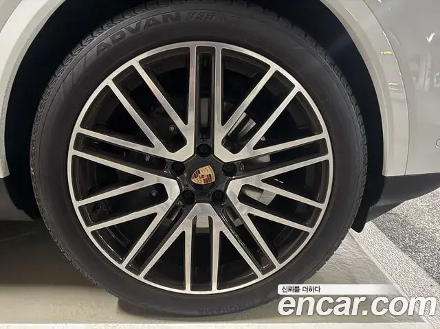 Porsche Cayenne 2025 — Фото 12/17