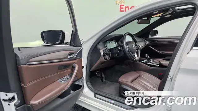 BMW 5 Series 2018 — Фото 10/20