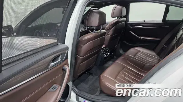 BMW 5 Series 2018 — Фото 12/20