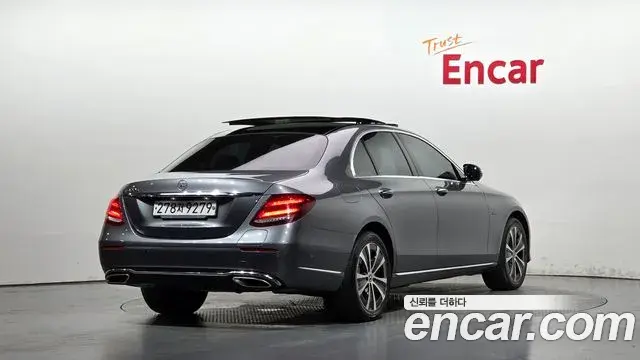 Mercedes-Benz E-Class 2019 — Photo 1/20