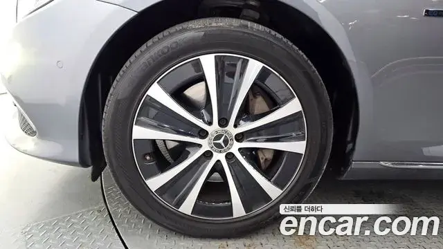 Mercedes-Benz E-Class 2019 — Photo 4/20